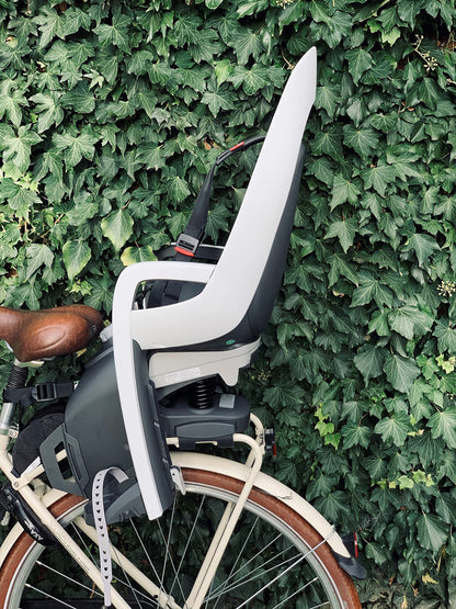 HAMAX Caress Kinderfahrradsitz mit Trägeradapter rot/schwarz